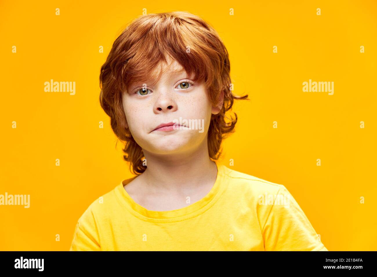 мальчик в желтой футболке в рубашке. дети на желтом фоне.