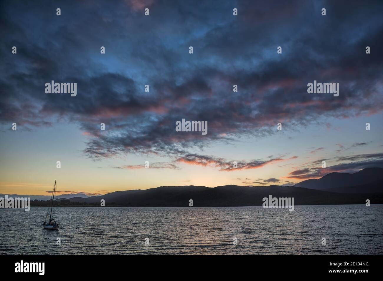 Lake Te Anau at sunset, South Island, New Zealand Stock Photo - Alamy