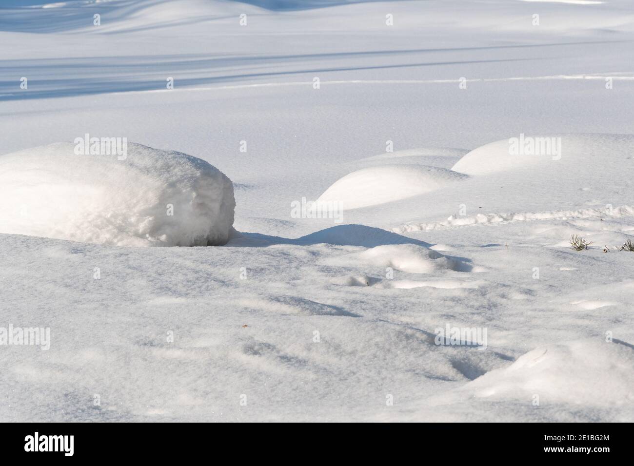 Smooth snow drifts on sunny winter day. Deep and high snow drifts ...