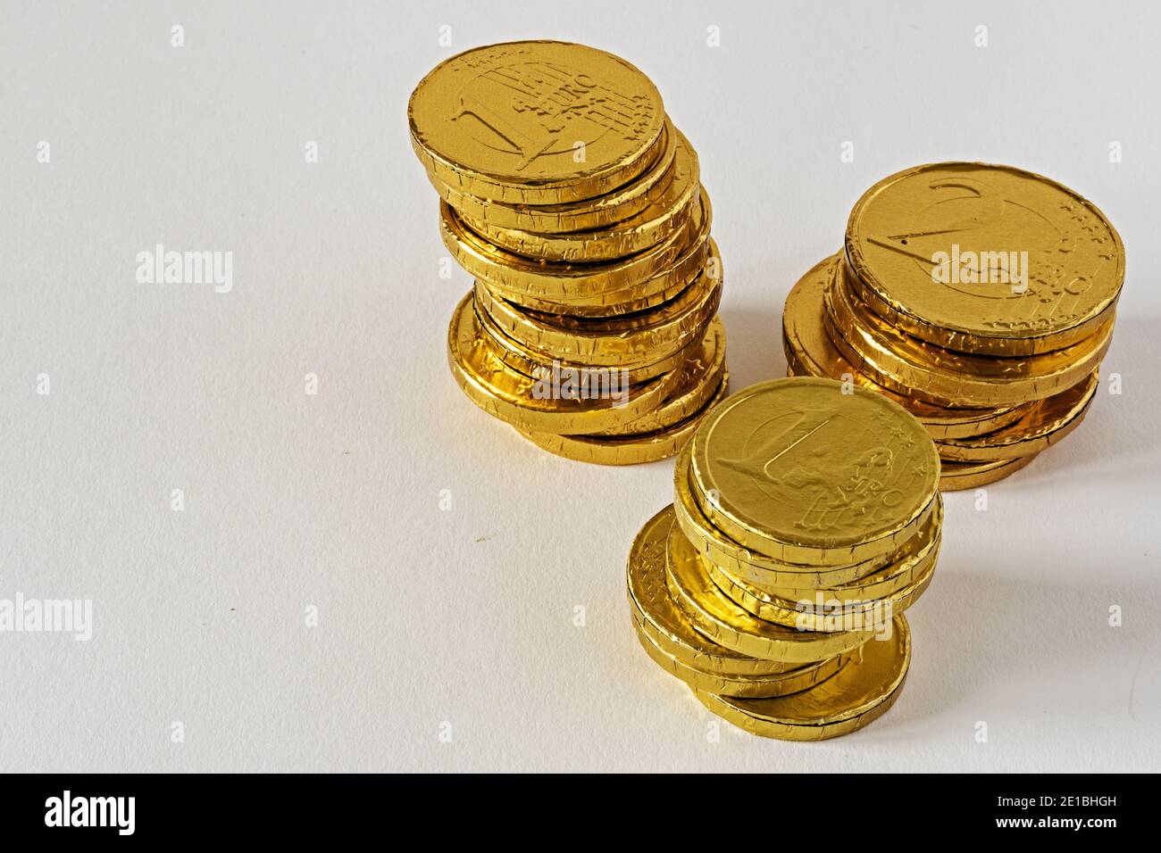 monete di cioccolato impilate vista da sopra Stock Photo