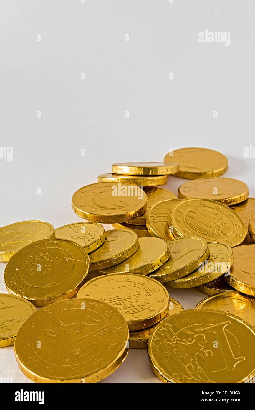 monete di cioccolato mucchio sparpagliate in verticale Stock Photo