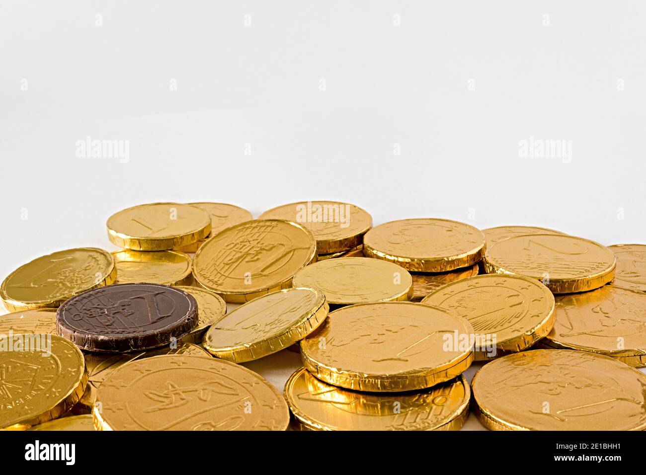 monete di cioccolato sparpagliate Stock Photo