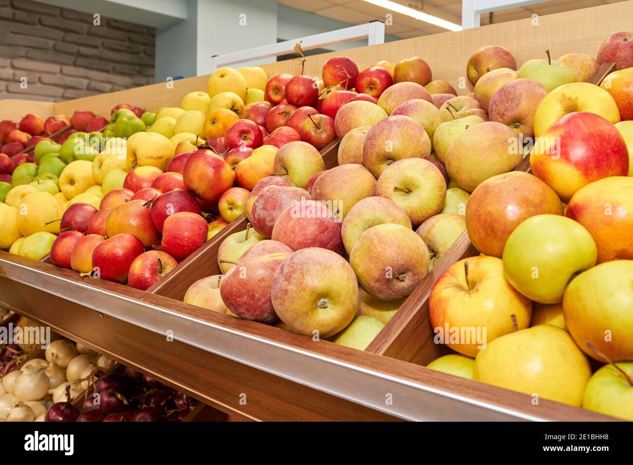 Apples in wooden boxes hi-res stock photography and images - Alamy