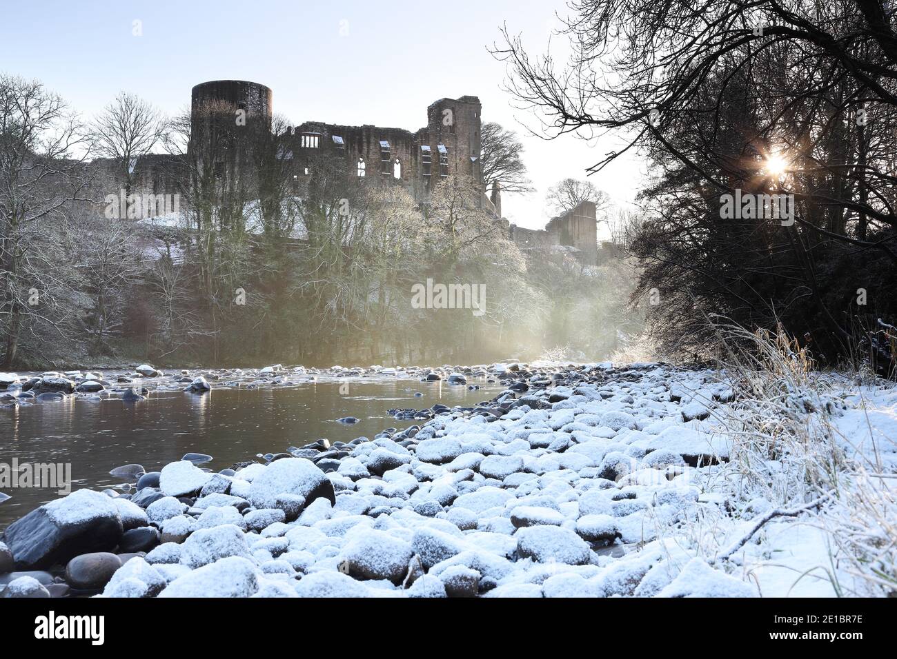 Barnard Castle, Teesdale, County Durham, UK. 6th January 2021. UK Weather.  A spectacular wintry start to the day as mist rises from the River Tees below the historic Barnard Castle. Credit: David Forster/Alamy Live News Stock Photo