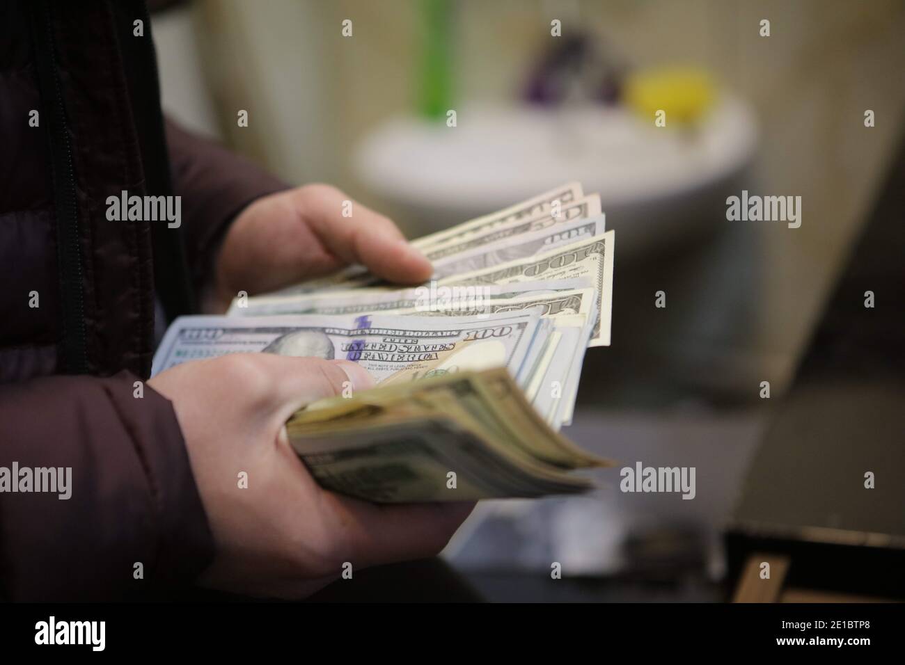 Money changer hi-res stock photography and images - Page 8 - Alamy
