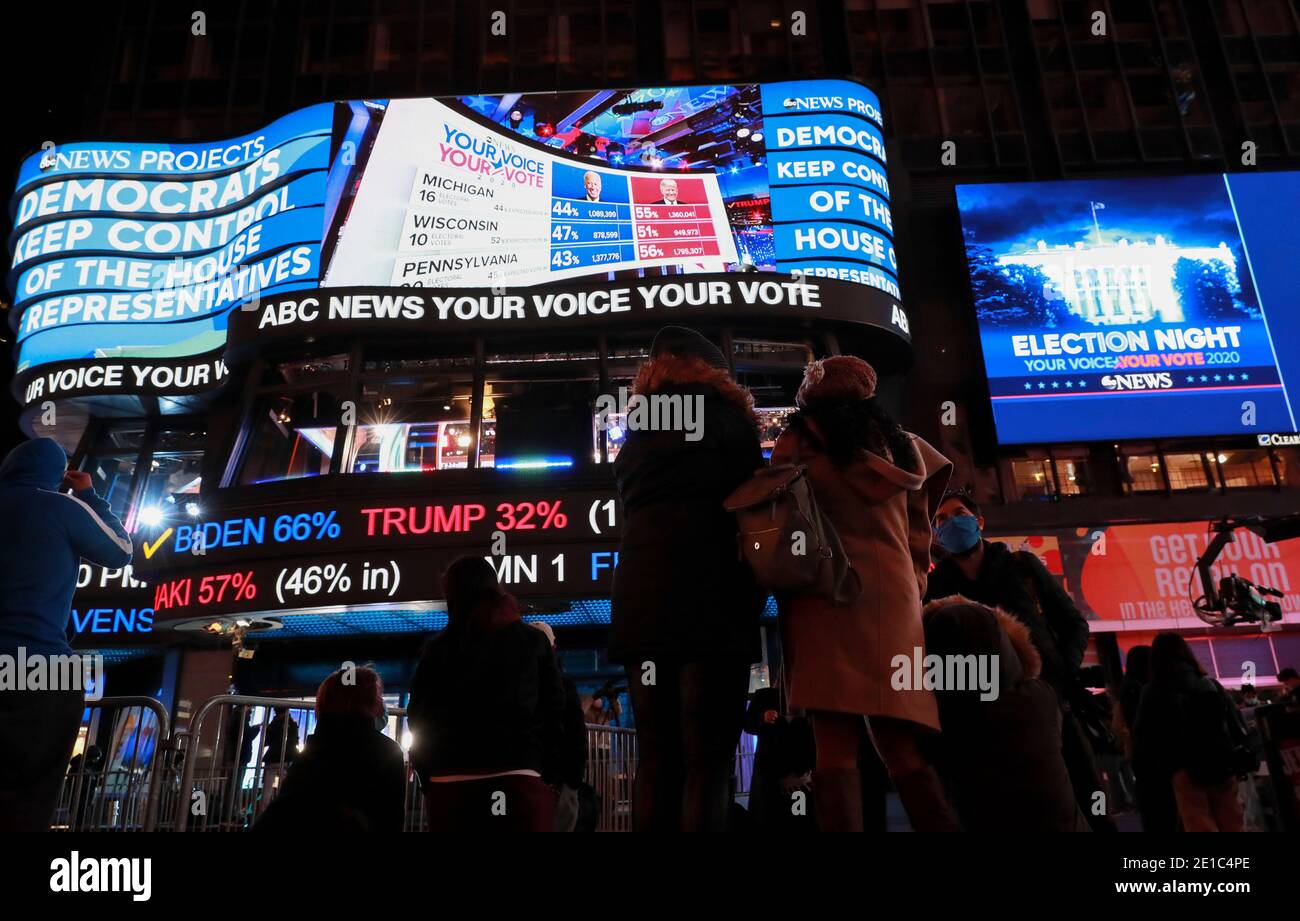 (210106) -- BEIJING, Jan. 6, 2021 (Xinhua) -- People watch live broadcast of the ballot counting during the 2020 U.S. presidential election on Times Square in New York, the United States, Nov. 3, 2020. (Xinhua/Wang Ying) Stock Photo