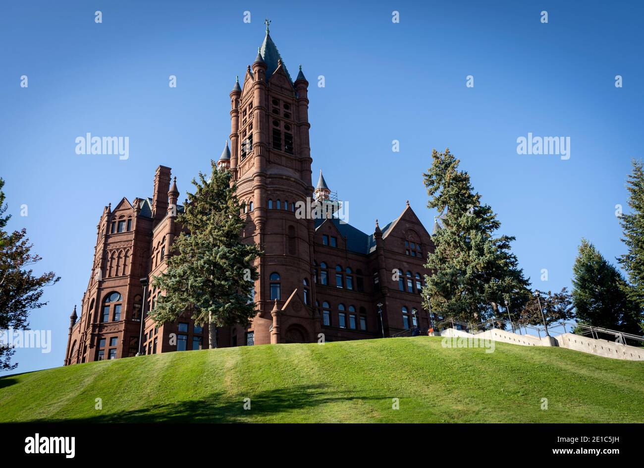 Crouse College sits atop a green grassy hill on the campus of Syracuse University in Syracuse, New York. Stock Photo