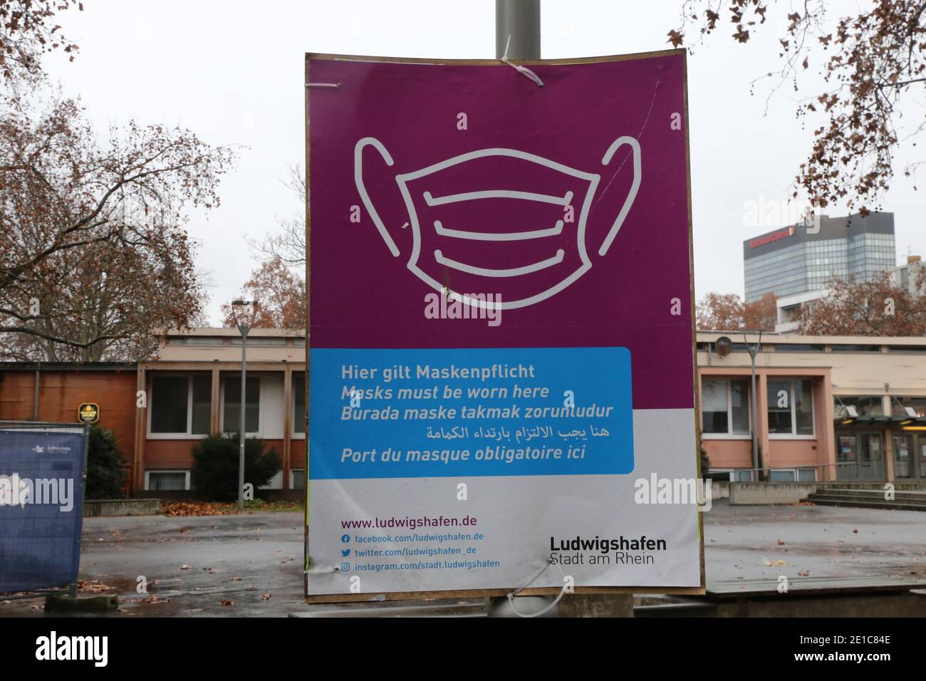 Schild zum Hinweis für Maskenpfilcht in der Innenstadt von Ludwigshafen (Rheinland-Pfalz) Stock Photo