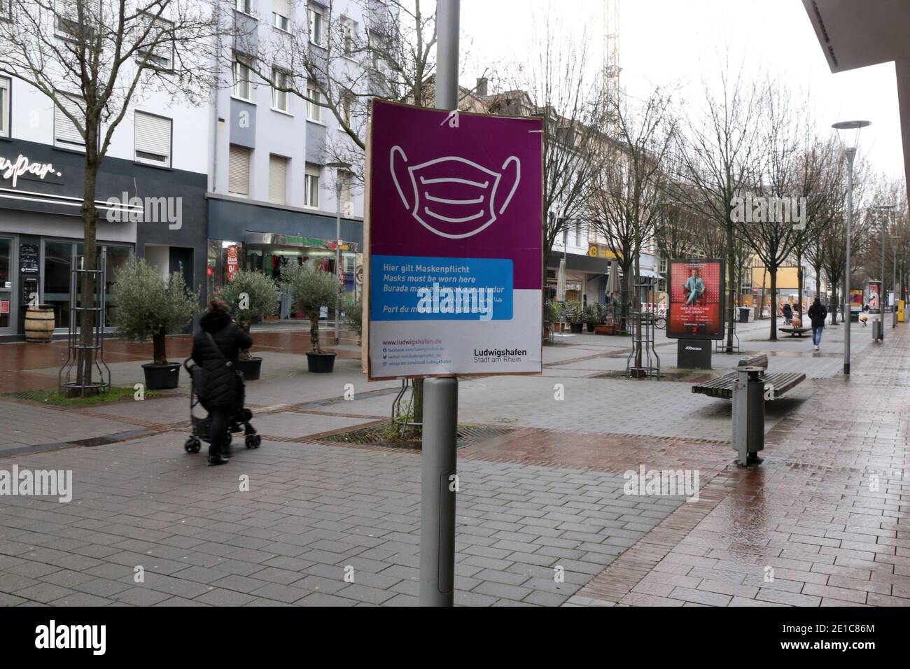 Symbolhaft für die Corona-Tristesse in Deutschland: Die menschenleere Fußgängerzone in Ludwigshafen (Rheinland-Pfalz) Stock Photo
