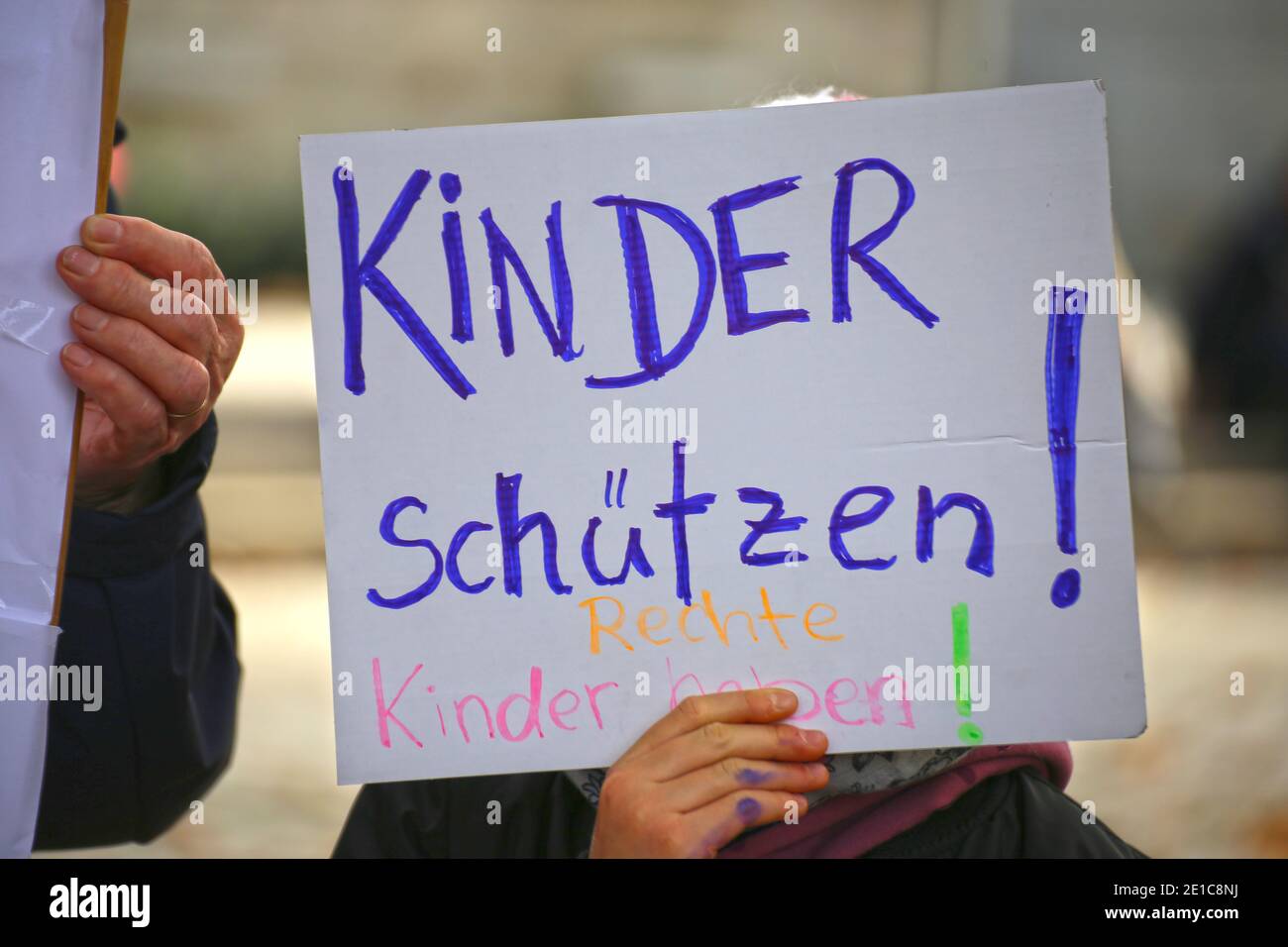 Corona-Proteste in Mannheim: Auf einer kurzfristig anberaumten Kundgebung versammeln sich mehrere hundert Gegner der aktuellen Coronamaßnahmen. Stock Photo