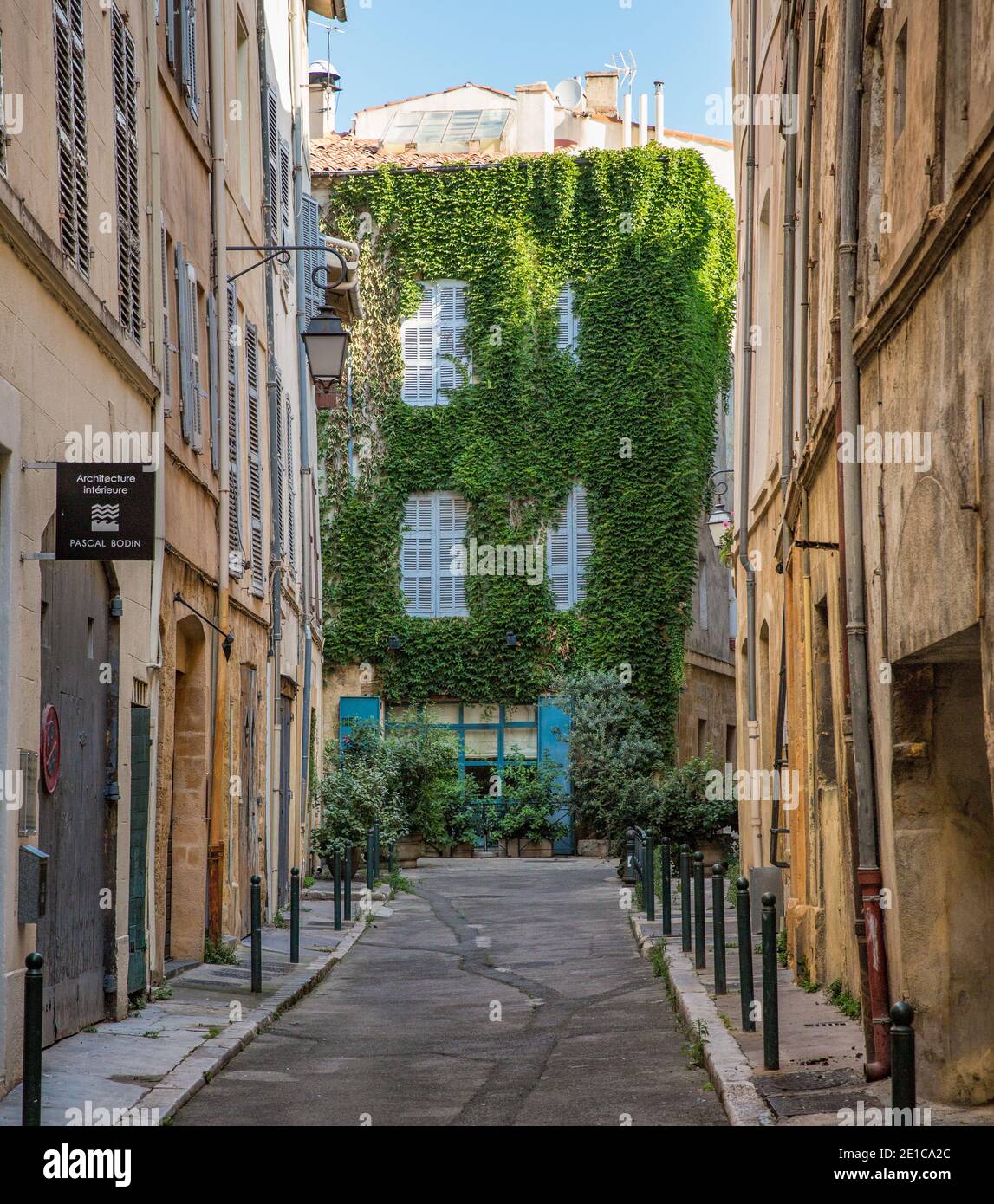 Beautiful ivy covered house in Aix en Provence, France Stock Photo - Alamy