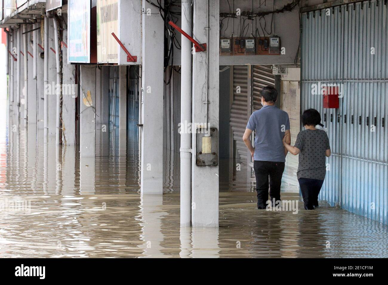 210106 Kuala Lumpur Jan 6 2021 Xinhua People Wade Through Water On A Submerged Street In Kota Tinggi Of South Malaysia S Johor State Jan 5 2021 Flooding In Several Malaysian