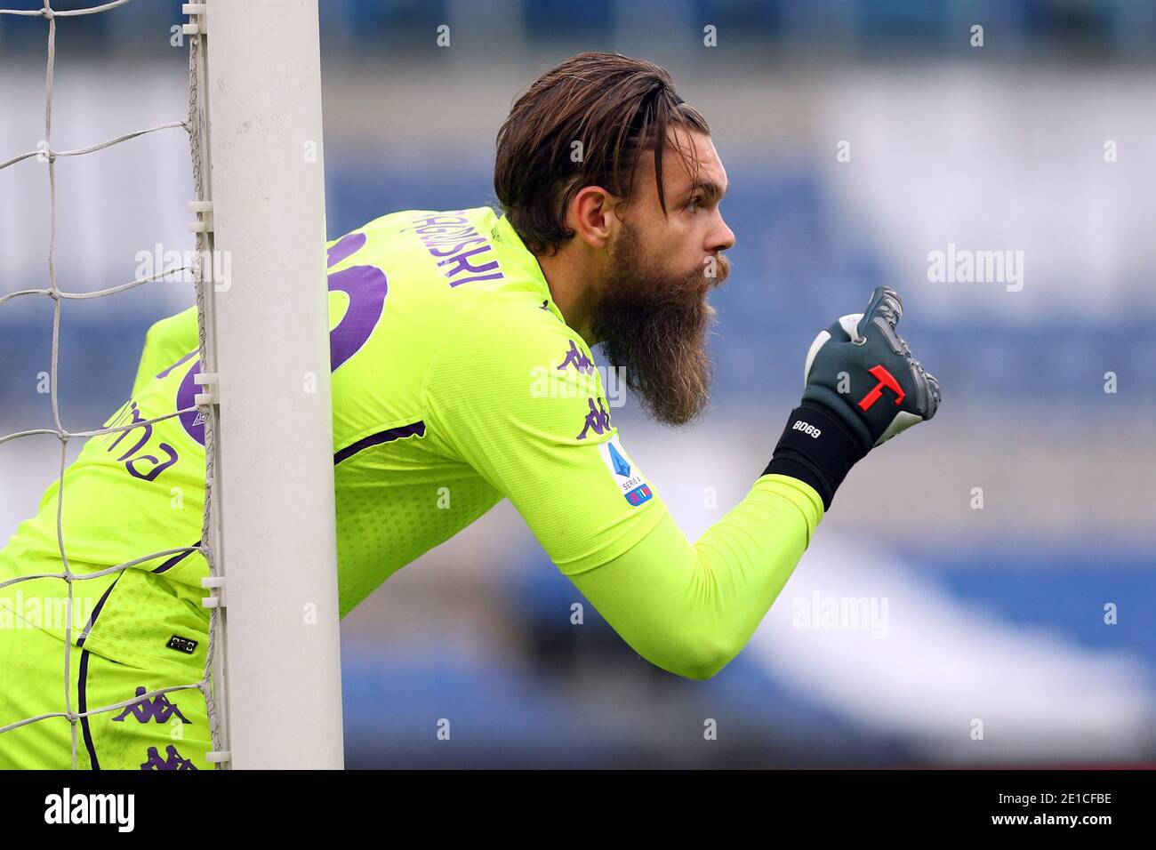 Football player lineup discussion, image size:1300x956