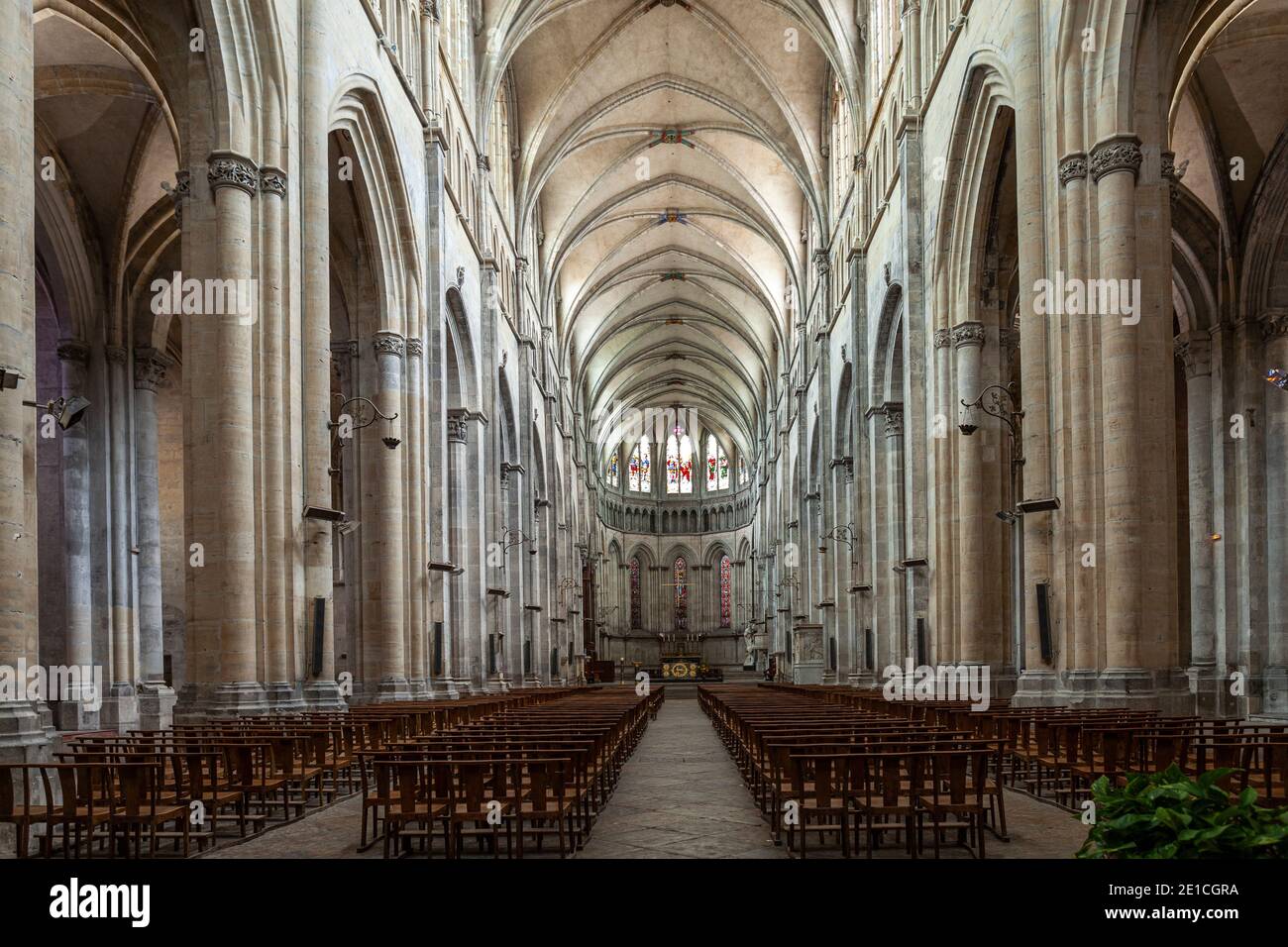Central nave of the Cathedral of San Maurizio in Vienne. Alvernia-Rodano-Alpi, France, Europe Stock Photo