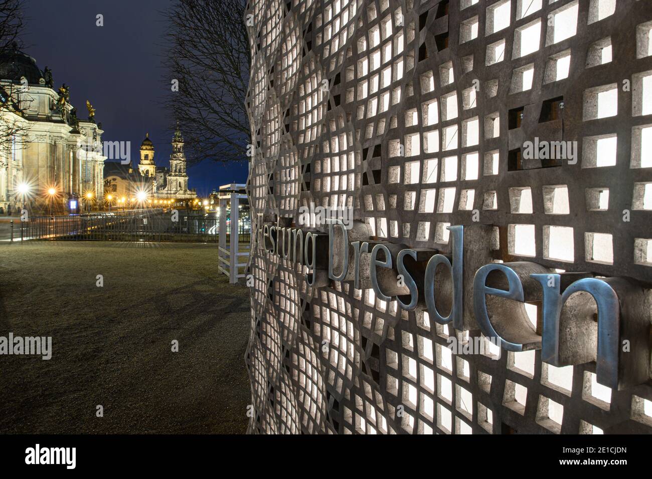 Dresden, Germany. 06th Jan, 2021. The Brühlsche Terrasse in front of the entrance to the Dresden Fortress and the Academy of Fine Arts is empty in the evening. Credit: Robert Michael/dpa-Zentralbild/dpa/Alamy Live News Stock Photo