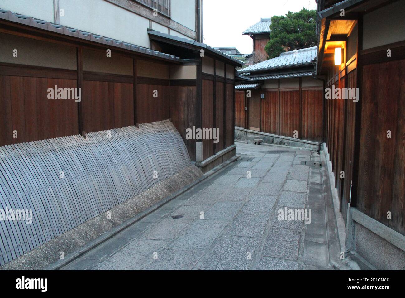 alley and houses in kyoto (japan Stock Photo Alamy