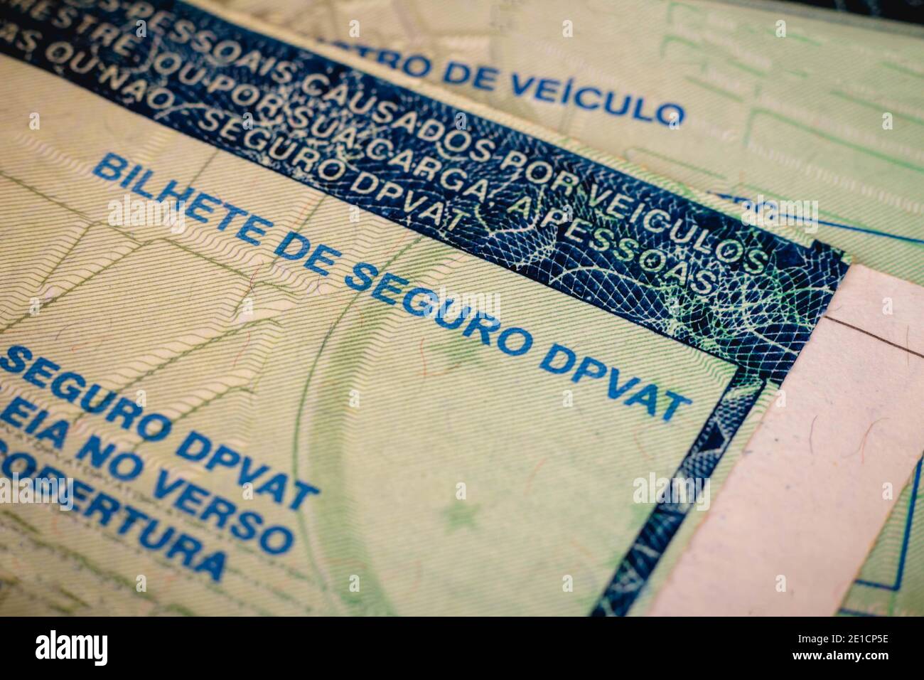 Brasil, 06/01/2020 - Detran / Veículos - Aplicativo do sistema de DPVAT nacional exibido em tela de smartphone e carnê de pagamento do IPVA 2021. (Fot Stock Photo