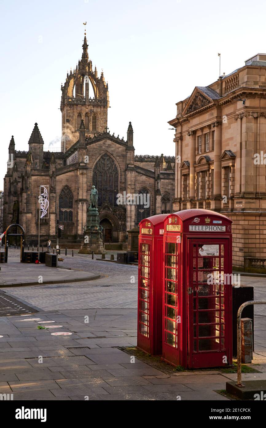 Red British phone boxes and st Giles Cathedral, on Edinburgh’s Royal mile, Scotland. Stock Photo