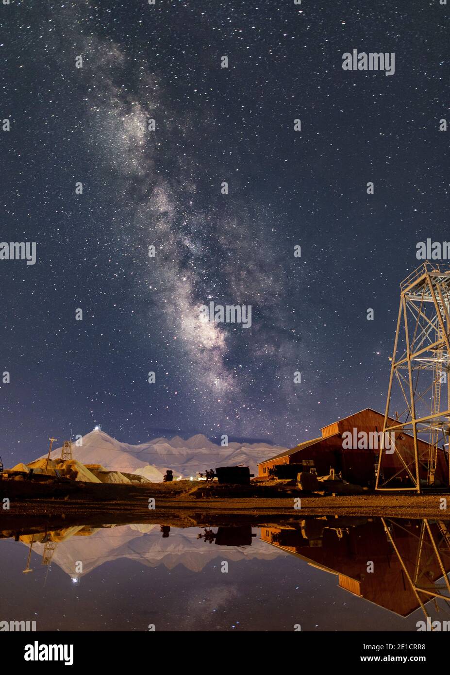 Milky way over desert hi-res stock photography and images - Alamy
