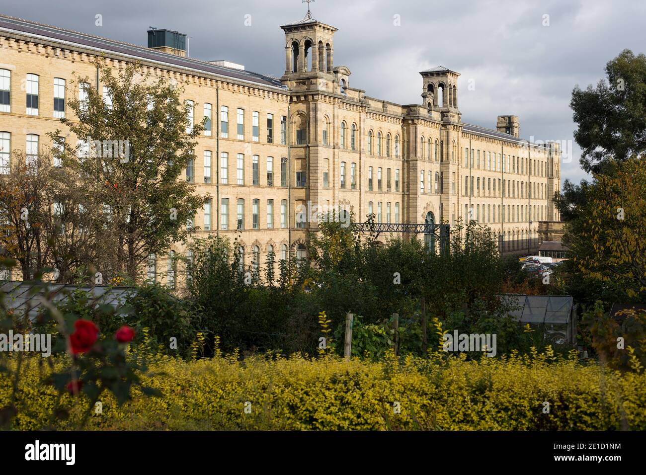 https://c8.alamy.com/comp/2E1D1NM/salts-mill-a-unesco-world-heritage-site-the-1853-gallery-saltaire-bradford-west-yorkshire-the-gallery-hosts-work-by-the-artist-david-hockney-2E1D1NM.jpg