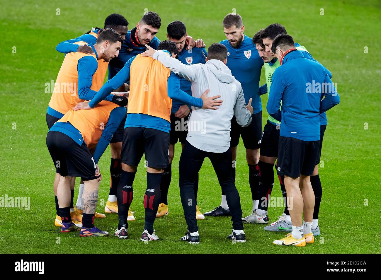 Bilbao, Spain. 06 January, 2021. Athletic Club players during receiving the latest advice before the La Liga match between Athletic Club Bilbao and FC Barcelona played at San Mames Stadium. Credit: Ion Alcoba/Capturasport/Alamy Live News Stock Photo