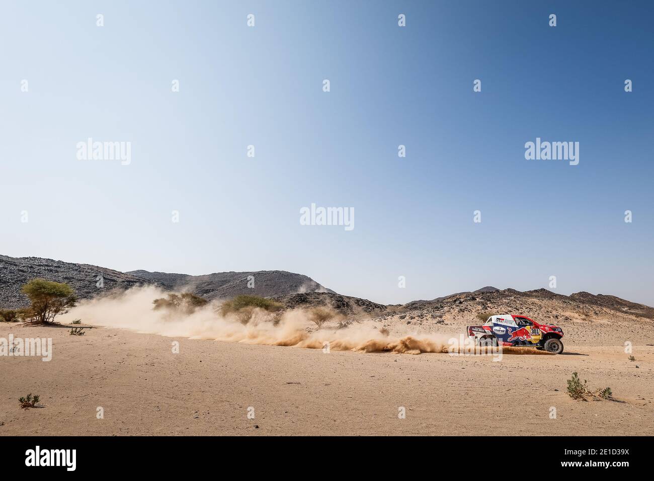 301 Al-Attiyah Nasser (qat), Baumel Matthieu (fra), Toyota, Toyota Gazoo Racing, Auto, action during the 4th stage of the Dakar 2021 between Wadi Al Dawasir and Riyadh, in Saudi Arabia on January 6, 2021 - Photo Frederic Le Floc&#039;h / DPPI / LM Stock Photo