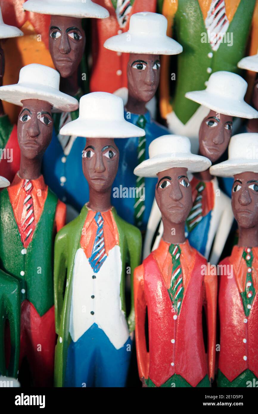 African wooden carvings hi-res stock photography and images - Alamy