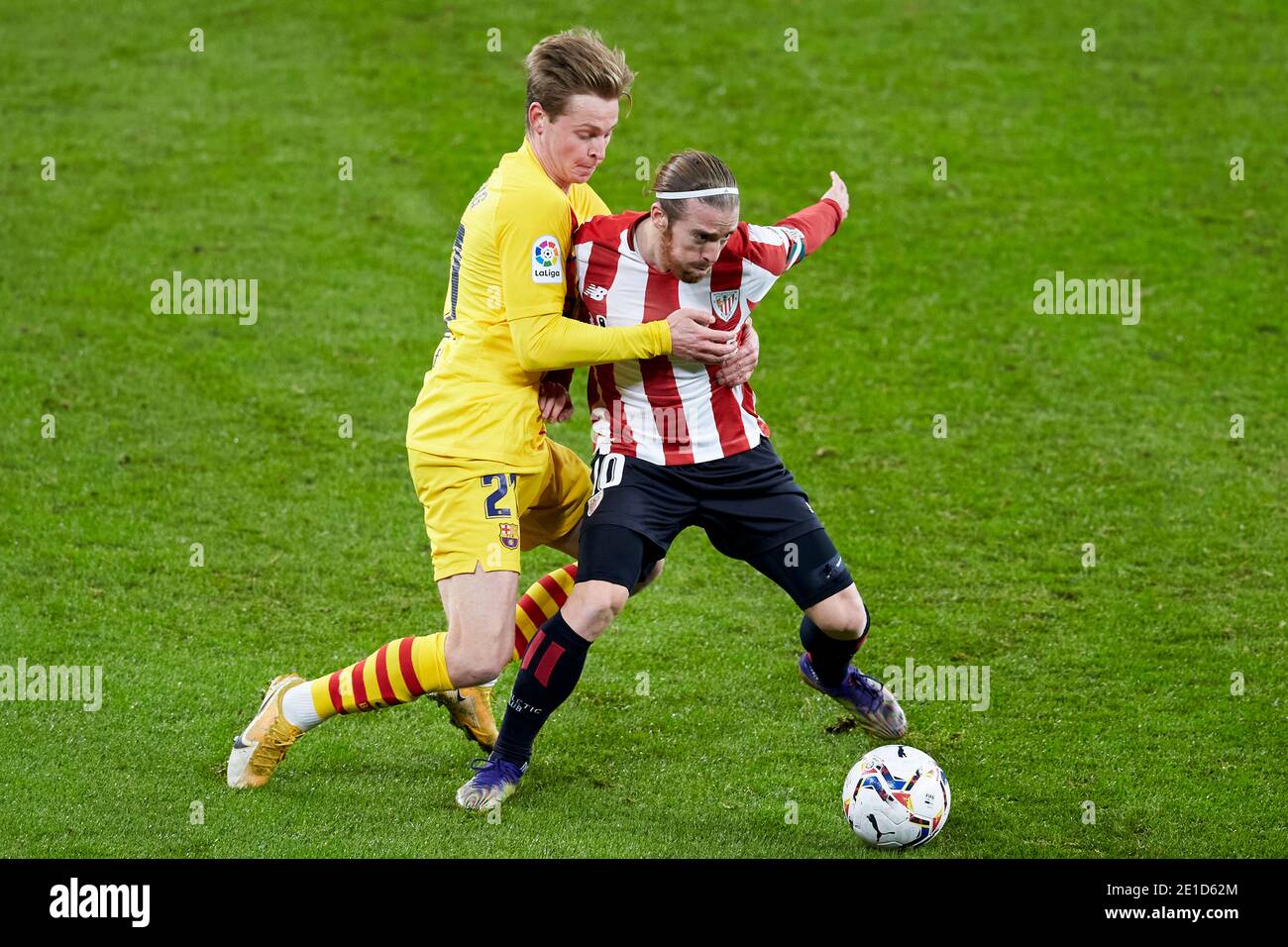 Bilbao, Spain. 06 January, 2021. Iker Muniain of Athletic Club duels for the ball with Frenkie de Jong of FC Barcelona during the La Liga match between Athletic Club Bilbao and FC Barcelona played at San Mames Stadium. Credit: Ion Alcoba/Capturasport/Alamy Live News Stock Photo