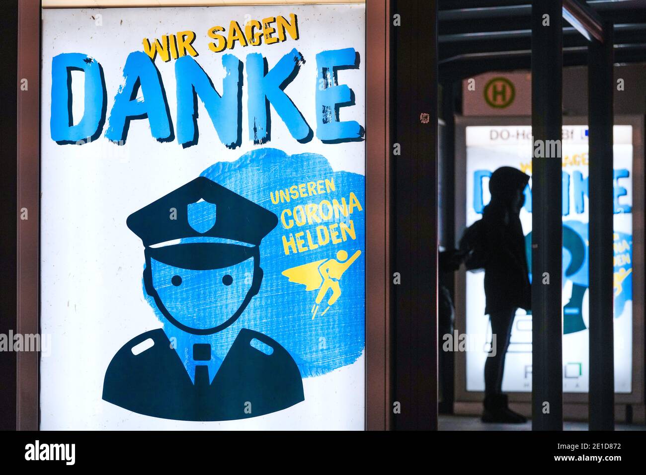Dortmund, 6.1.2021: DANKE DEN CORONA-HELDEN. Mit einem Plakat an einer Bushaltestelle in Dortmund dankt die Werbeagentur RBL-Media den Mitarbeiter/innen systemrelevanter Berufe während der Corona-Pandemie. Stock Photo
