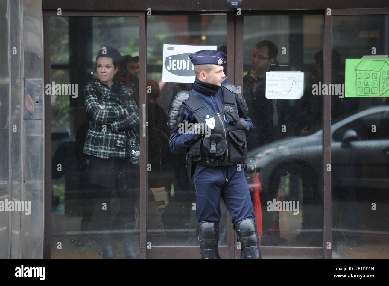 Policiers devant l'immeuble du 22 avenue de Matignon appartenant a AXA occupe par Jeudi Noir a Paris, France le 7 Janvier 2011. Photo Mousse/ABACAPRESS.COM Stock Photo