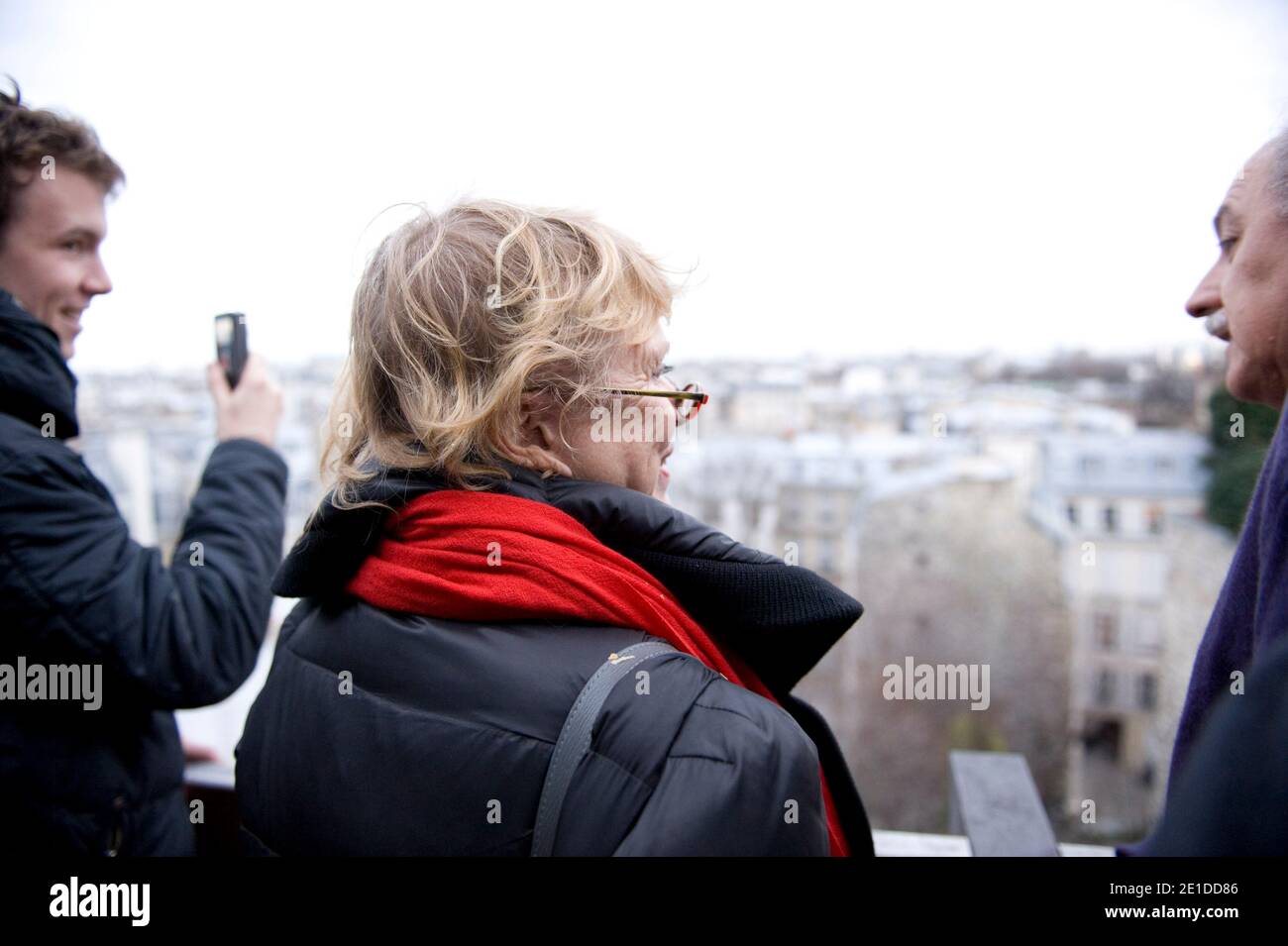 Eva Joly rend visite au collectif 'Jeudi Noir' a Paris, France, le 8 janvier 2011. ' Jeudi Noir' occupe un immeuble au 20 avenue Matignon a Paris. L'immeuble est la propriete d'AXA. Le collectif Jeudi Noir, collectif d'etudiants denoncant les difficultes d'acces au logement des jeunes, a annonce vendredi l'installation d'une vingtaine de personnes dans un immeuble de bureaux vide a Paris, a quelques centaines de metres du palais de l'Elysee et du ministere de l'Interieur. Photo Pierre Meunie/ABACAPRESS.COM Stock Photo
