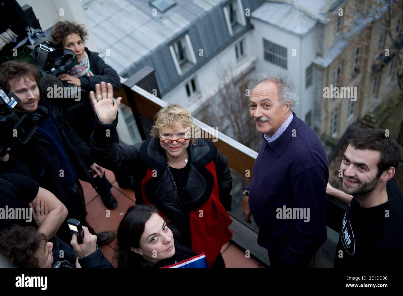 Eva Joly et Yves Contassot rendent visite au collectif 'Jeudi Noir' a Paris, France, le 8 janvier 2011. ' Jeudi Noir' occupe un immeuble au 20 avenue Matignon a Paris. L'immeuble est la propriete d'AXA. Le collectif Jeudi Noir, collectif d'etudiants denoncant les difficultes d'acces au logement des jeunes, a annonce vendredi l'installation d'une vingtaine de personnes dans un immeuble de bureaux vide a Paris, a quelques centaines de metres du palais de l'Elysee et du ministere de l'Interieur. Photo Pierre Meunie/ABACAPRESS.COM Stock Photo