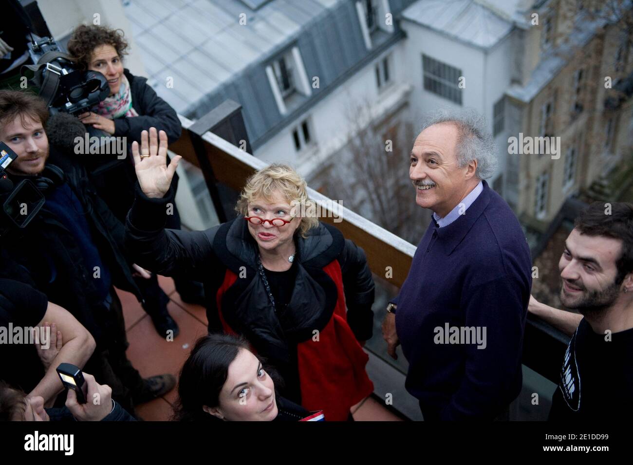 Eva Joly et Yves Contassot rendent visite au collectif 'Jeudi Noir' a Paris, France, le 8 janvier 2011. ' Jeudi Noir' occupe un immeuble au 20 avenue Matignon a Paris. L'immeuble est la propriete d'AXA. Le collectif Jeudi Noir, collectif d'etudiants denoncant les difficultes d'acces au logement des jeunes, a annonce vendredi l'installation d'une vingtaine de personnes dans un immeuble de bureaux vide a Paris, a quelques centaines de metres du palais de l'Elysee et du ministere de l'Interieur. Photo Pierre Meunie/ABACAPRESS.COM Stock Photo