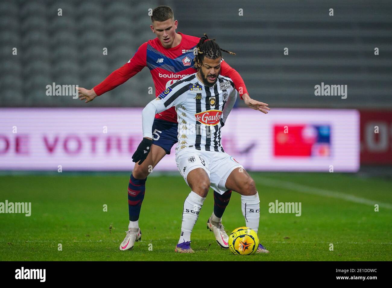 LILLE, FRANCE - JANUARY 6: Lois Diony of Angers SCO, Sven Botman of Lille OSC during the Ligue 1 match between Lille OSC and Angers SCO at Stade Pierre Mauroy on January 6, 2021 in Lille, France (Photo by Jeroen Meuwsen/BSR Agency/Alamy Live News)*** Local Caption *** Lois Diony, Sven Botman Stock Photo