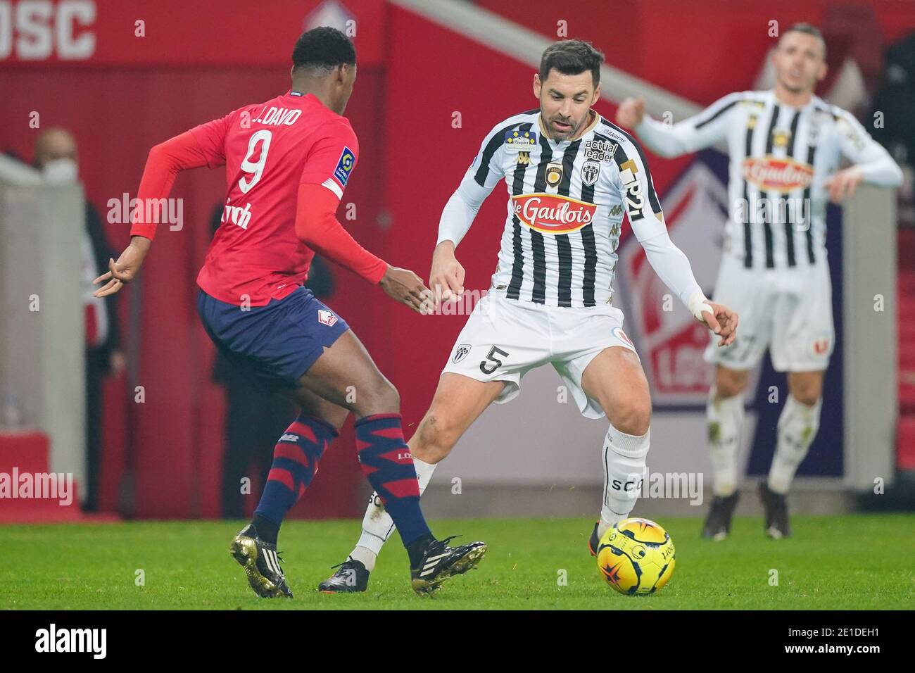 LILLE, FRANCE - JANUARY 6: Jonathan David of Lille OSC, Thomas Mangani of Angers SCO during the Ligue 1 match between Lille OSC and Angers SCO at Stade Pierre Mauroy on January 6, 2021 in Lille, France (Photo by Jeroen Meuwsen/BSR Agency/Alamy Live News)*** Local Caption *** Jonathan David, Thomas Mangani Stock Photo