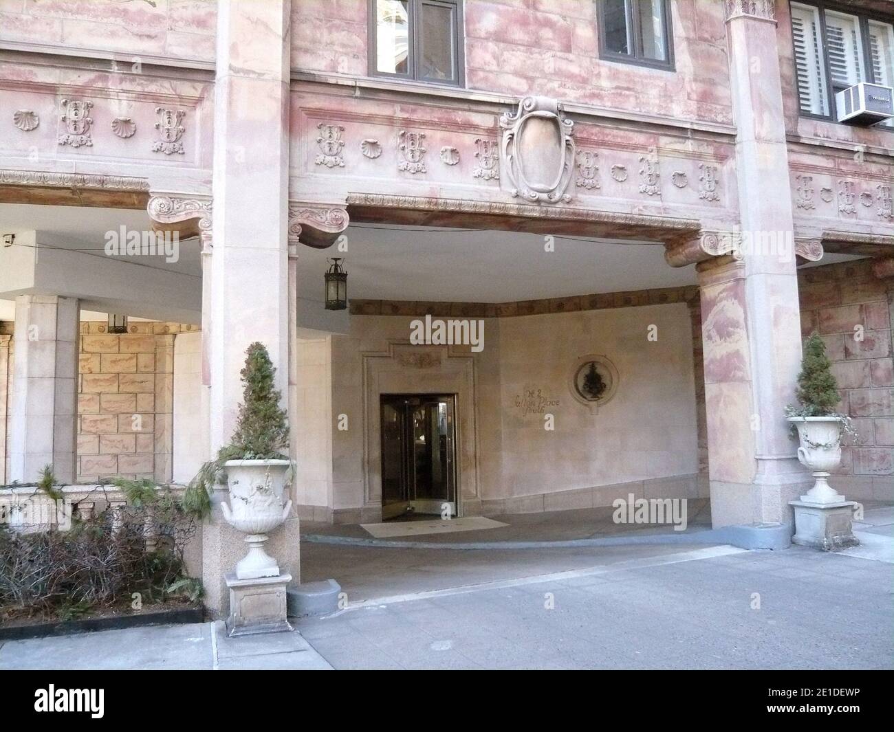 https://c8.alamy.com/comp/2E1DEWP/icon-marilyn-monroes-spots-around-manhattan-in-new-york-ny-on-january-12-2011marilyn-rented-an-apartment-in-this-building-at-2-sutton-place-in-the-upper-east-sidemarilyn-lived-in-new-york-on-and-off-until-just-before-her-death-in-1962-photo-by-charles-guerinabacausacom-2E1DEWP.jpg