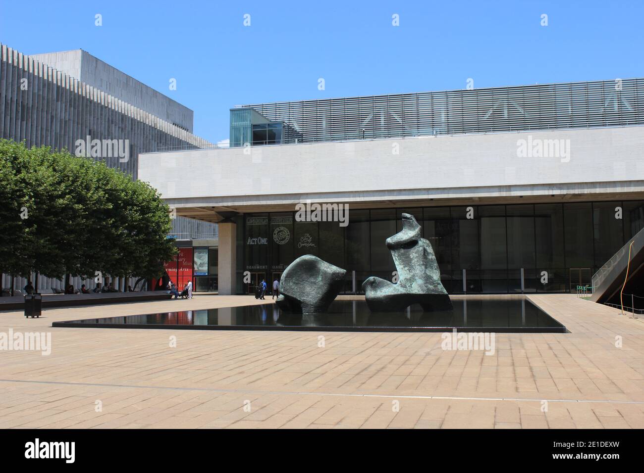 Vivian Beaumont Theatre and Henry Moore's Reclining Figure, Lincoln Center, New York Stock Photo