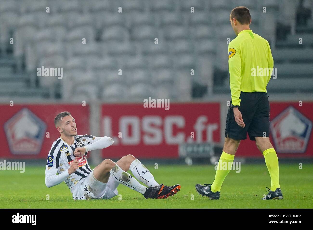 LILLE, FRANCE - JANUARY 6: Mathias Pereira Lage of Angers SCO injured, referee Thomas Leonard during the Ligue 1 match between Lille OSC and Angers SCO at Stade Pierre Mauroy on January 6, 2021 in Lille, France (Photo by Jeroen Meuwsen/BSR Agency/Alamy Live News)*** Local Caption *** Mathias Pereira Lage injured, Thomas Leonard Stock Photo