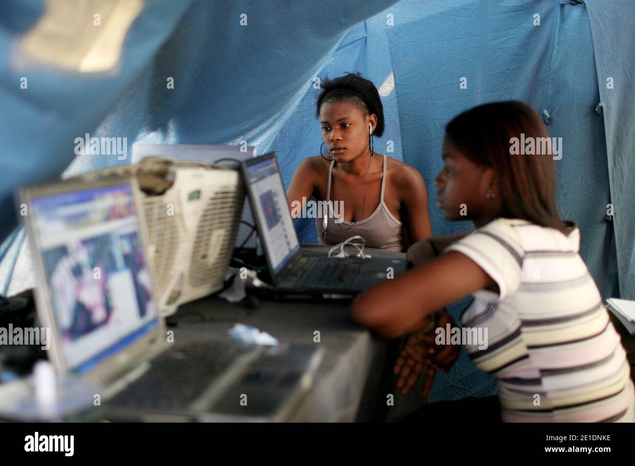 Page 2 Cyber Cafe High Resolution Stock Photography And Images Alamy