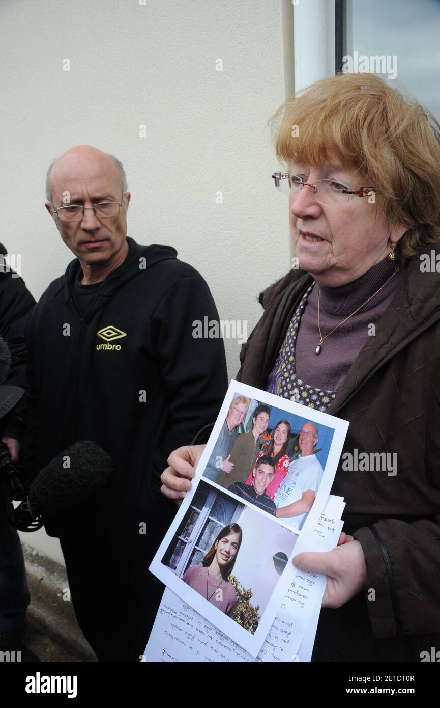 Les Parents de Laetitia Perrais ont organisé une conference de presse devant la maison familiale à Pornic, France le 23 Janvier 2011. Tony Meilhon, le principal suspect dans cette affaire a été mis en examen et ecroué. Photo by Mousse/ABACAPRESS.COM Stock Photo