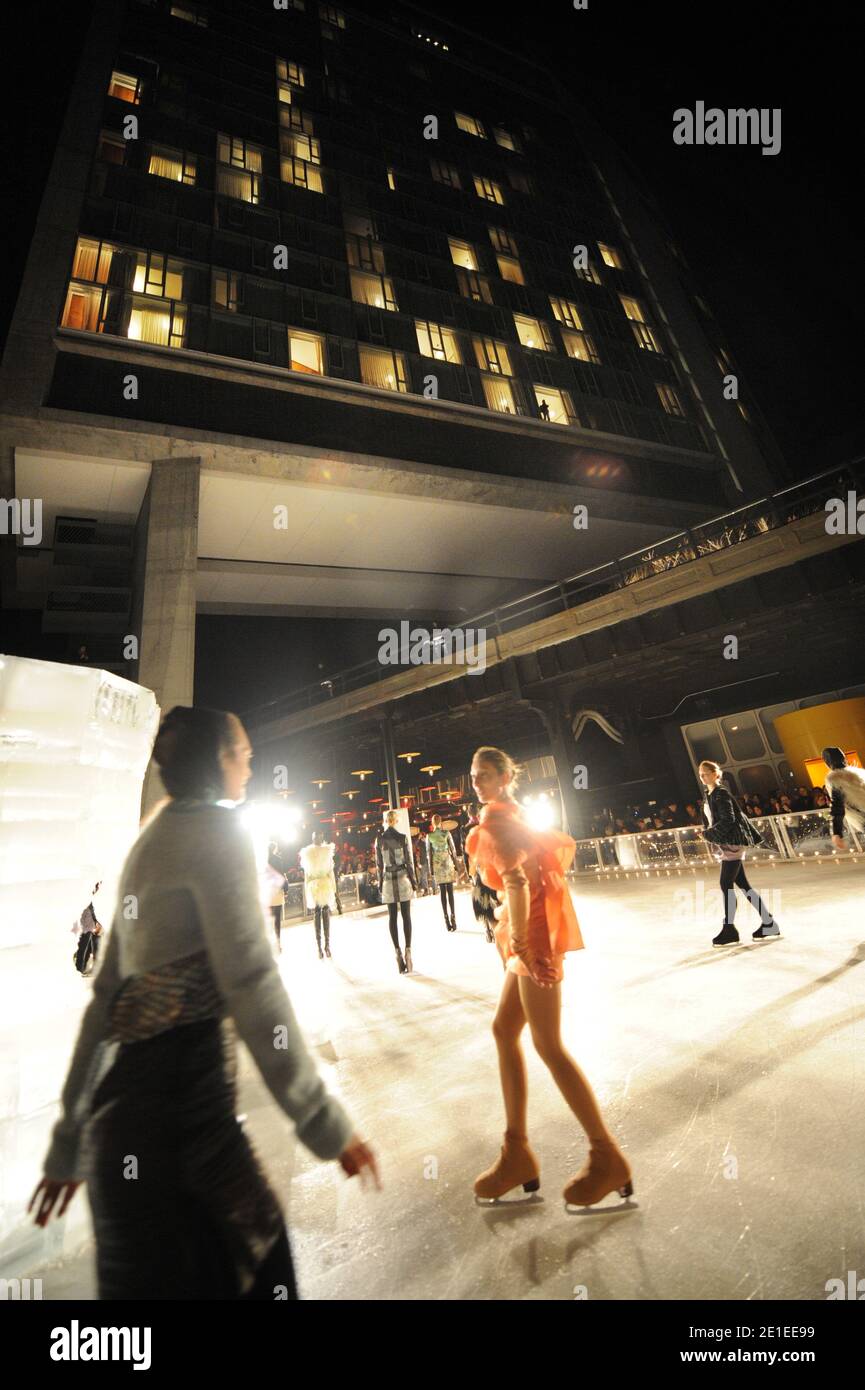 Standard hotel ice rink hires stock photography and images Alamy