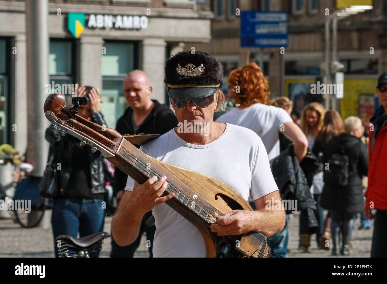Lindsay Buckland, musician busking in Dam Square, Amsterdam. Seen here playing a form of Appalachian Dulcimer. Stock Photo