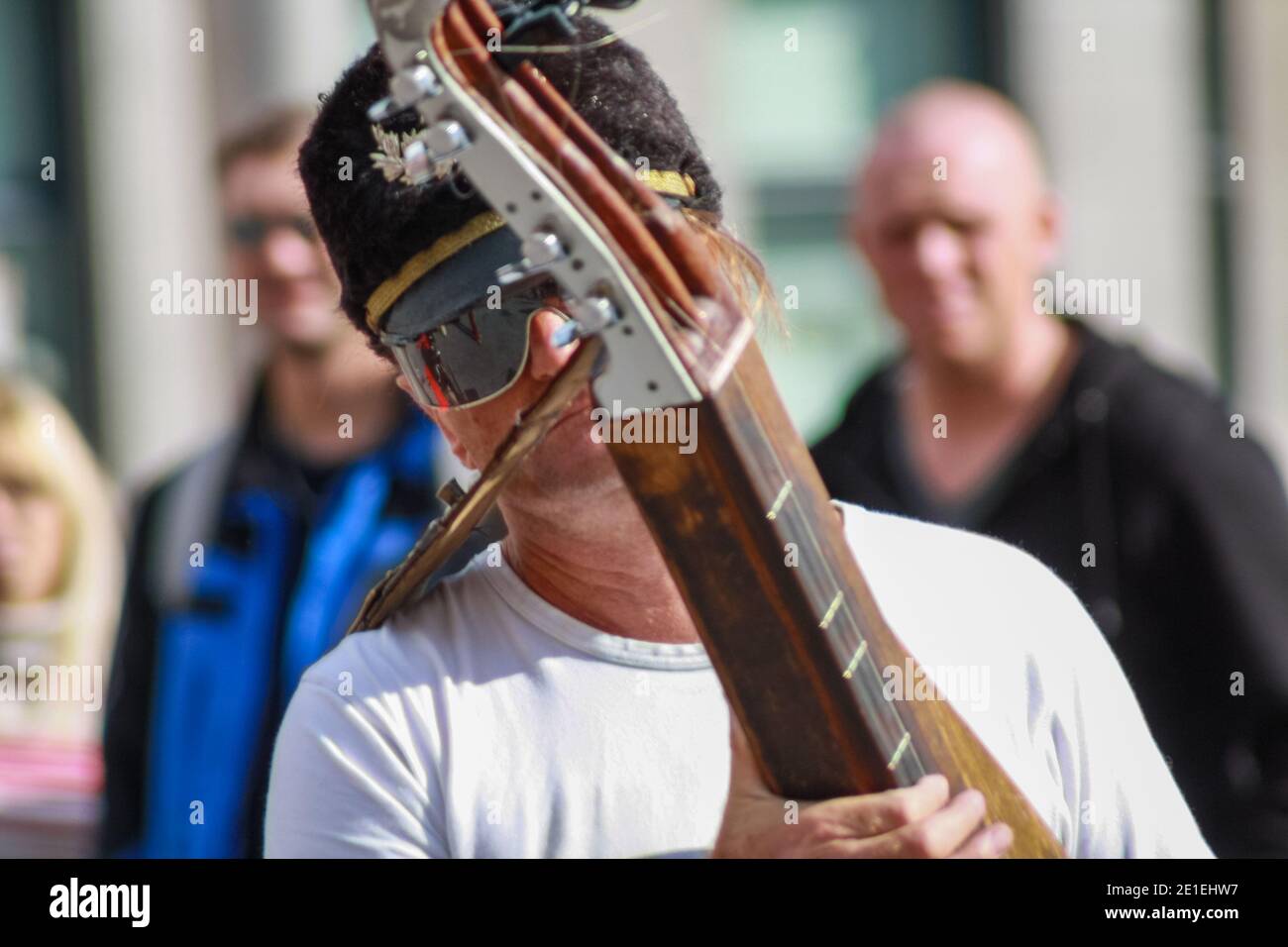 Lindsay Buckland, musician busking in Dam Square, Amsterdam. Seen here playing a form of Appalachian Dulcimer. Stock Photo