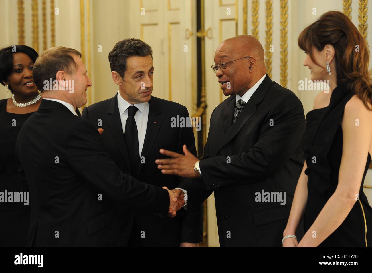 French President Nicolas Sarkozy And First Lady Carla Bruni Sarkozy South African President Jacob Zuma And South African First Lady Gloria Bongi Ngema Zuma Receive The Guests At A State Dinner In Honor Of
