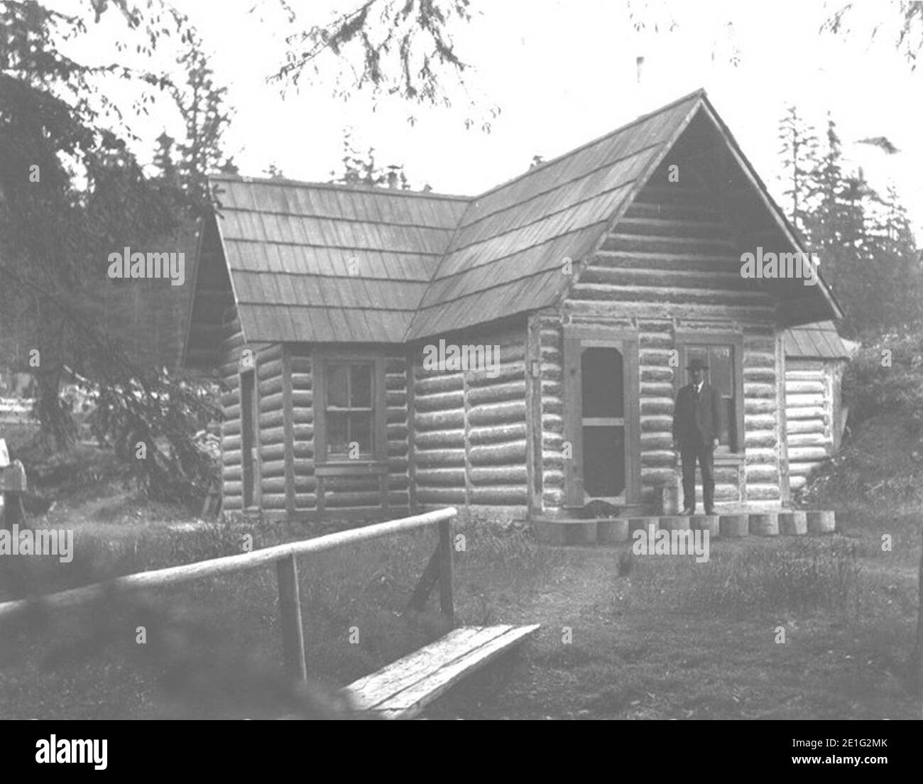 Log cabin on the Chilkat River near Haines, Alaska, 1909 (KIEHL 248 Stock Photo Alamy