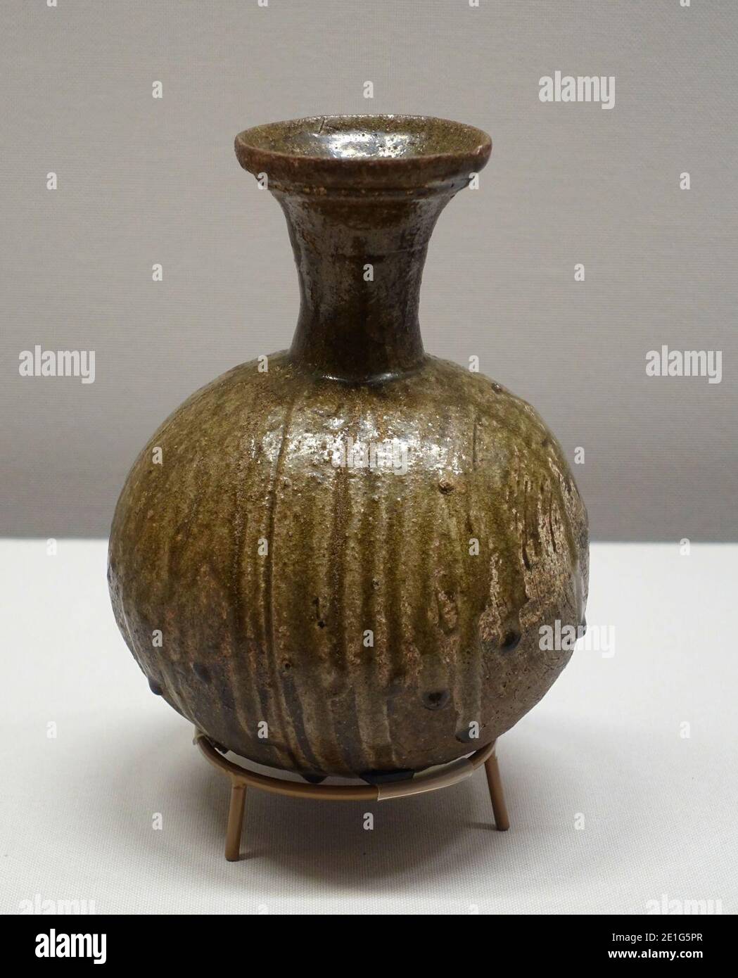 Long-necked vessel in shape of flask, Sue ware, excavated Ichigao Tunnel Tombs, Yokohama-shi, Kanagawa, Kofun (Asuka) period, 600s AD, stoneware - Stock Photo