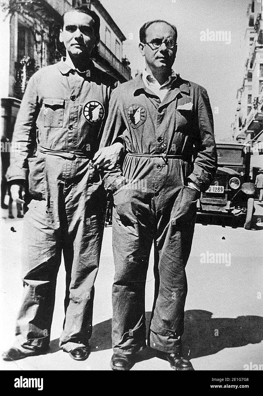 Lorca y Ugarte creadores de la Barraca, con el uniforme de la compañía, mono azul con la insignia diseñada por Benjamín Palencia. Vigo, agosto de 1932. Stock Photo