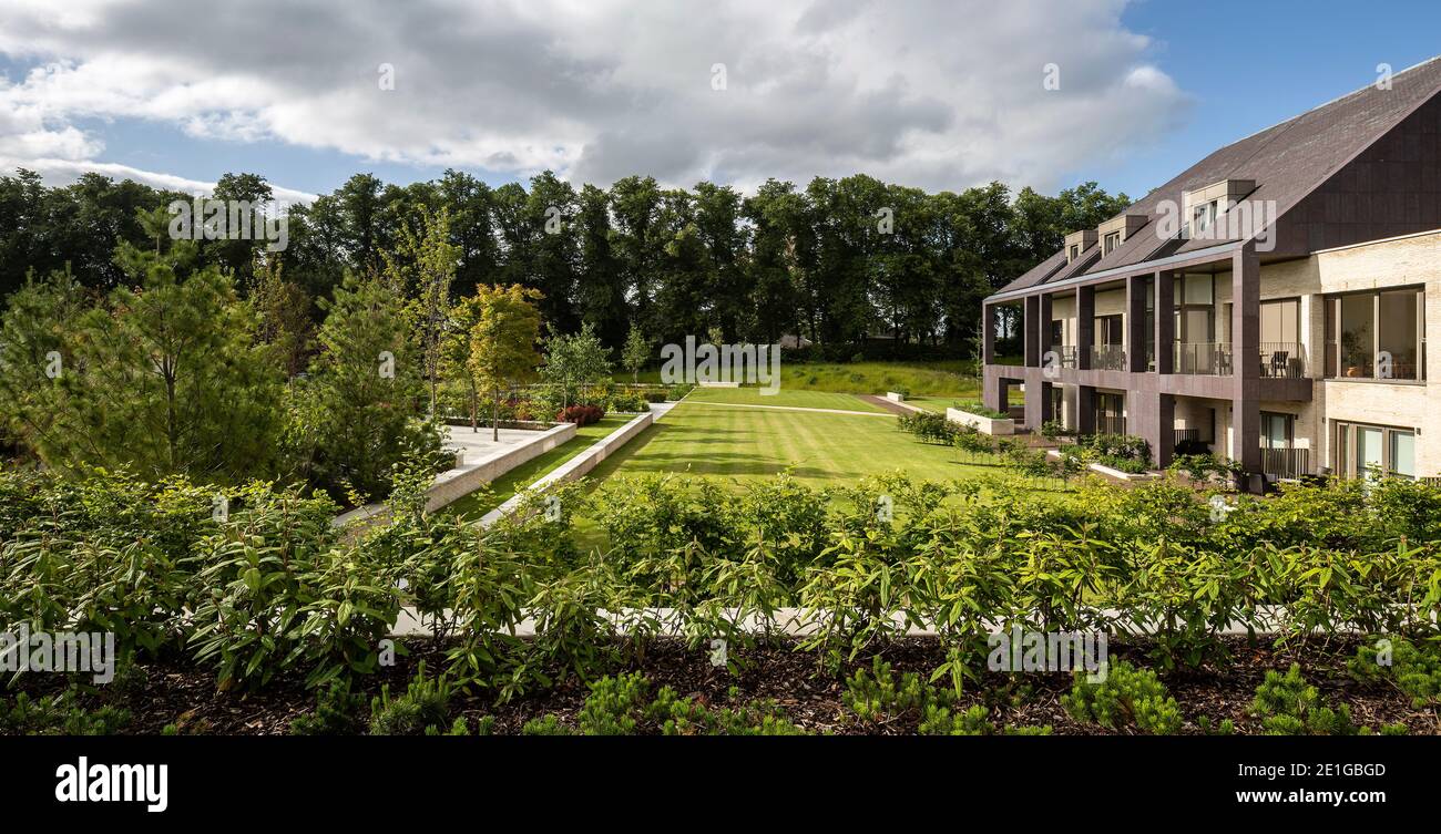 Prince and Princess of Wales Hospice, Bellahouston Park, Glasgow, Scotland, UK.  A  View showing gardens and building. Stock Photo