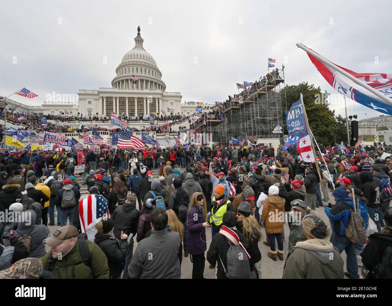 Washington, District of Columbia, USA. 6th Jan, 2021. Thousands of pro-Trump supporters rallied on January 6, 2021 in the District of Columbia (DC) outside the US State Capitol as the US Senate certificated the Electoral College vote ratifying Biden as the president of the US. Credit: Essdras M. Suarez/ZUMA Wire/Alamy Live News Stock Photo