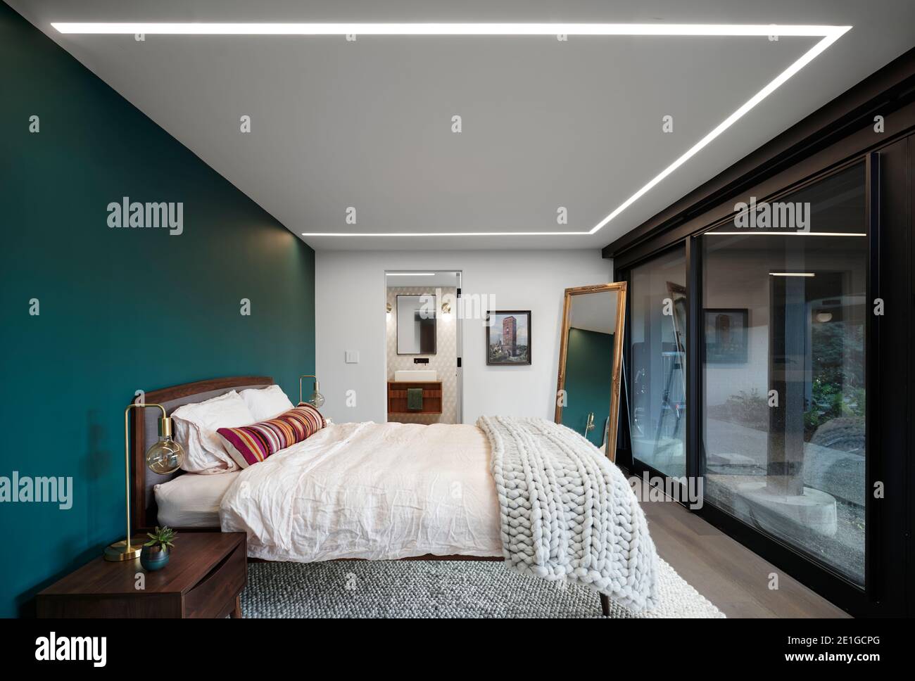 Interior view of a home  in the mountainside of Silicon Valley, California, USA. Remodelled by interior designer Amy Friedberg in 2018, bedroom. Stock Photo